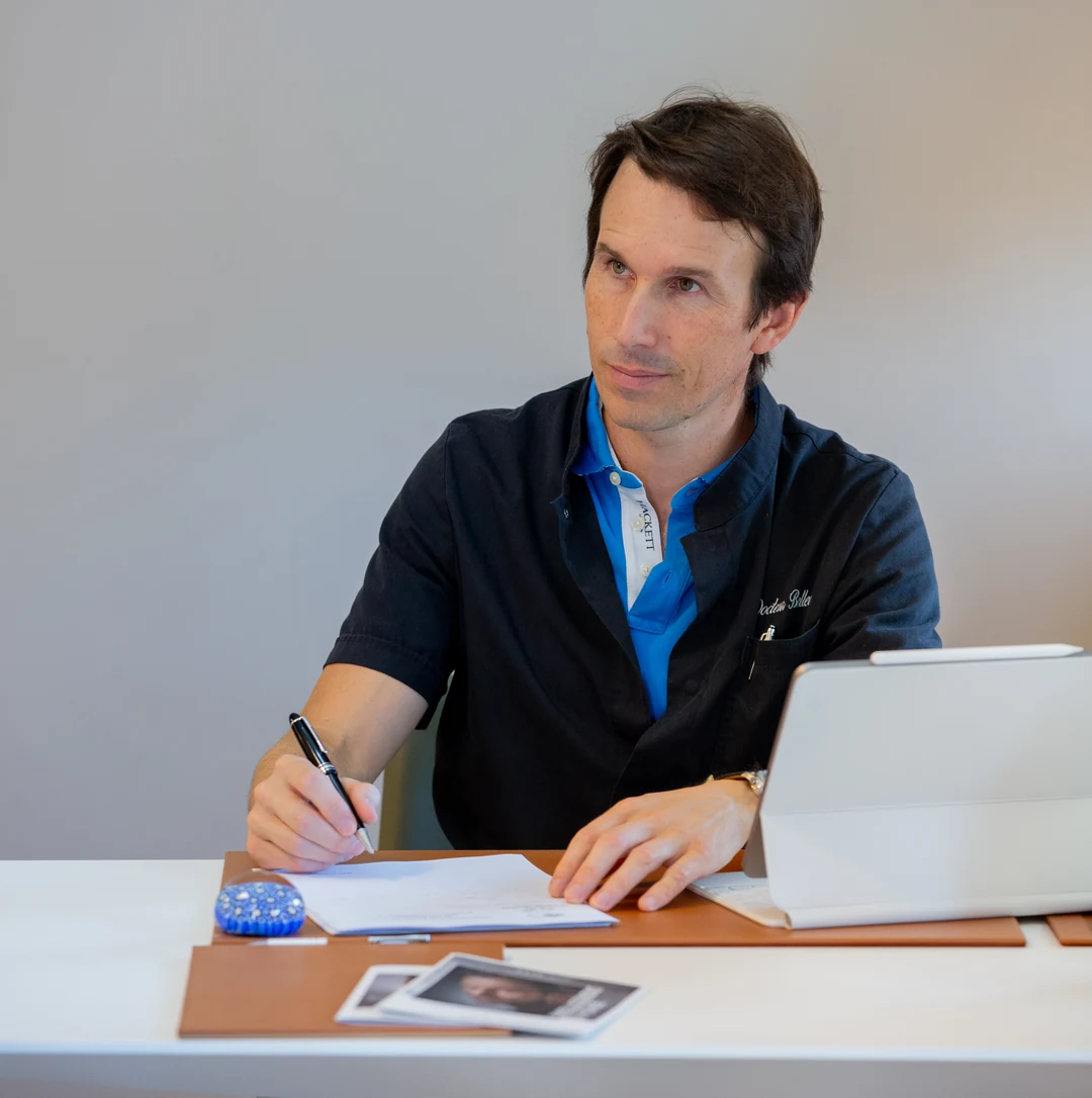 Portrait du Dr Charles Bellec à son bureau